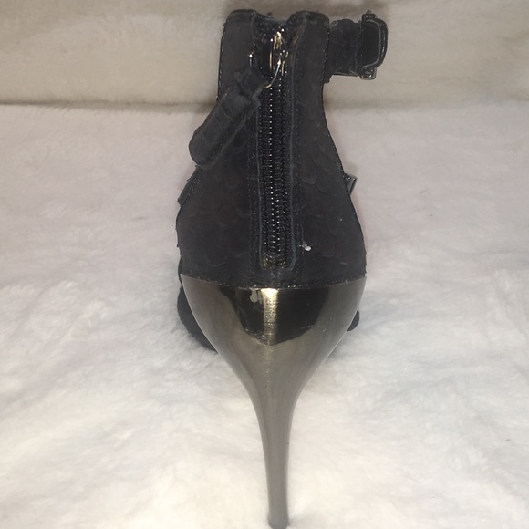 BCBG Black Leather  Sandals S… - Picture 2 of 4